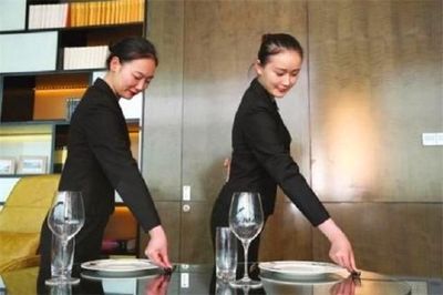 她是“国宴级服务员”，为各国宴会服务3次，一般酒店请不动她！